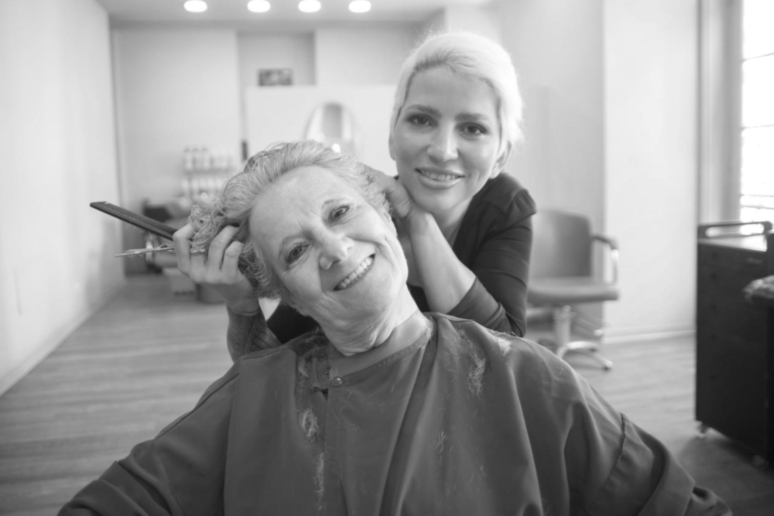 Herramientas profesionales esterilizadas y organizadas según protocolo sanitario en nuestro estudio