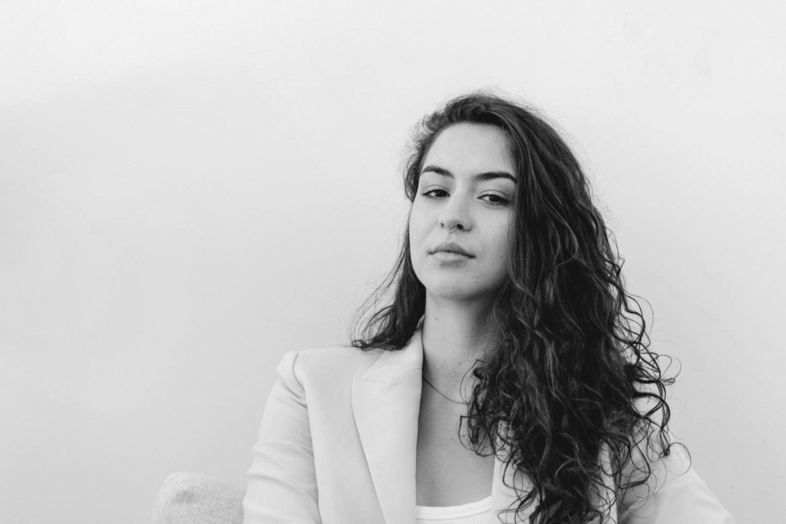 Espacio de trabajo organizado con documentación de normativas y protocolos actualizados