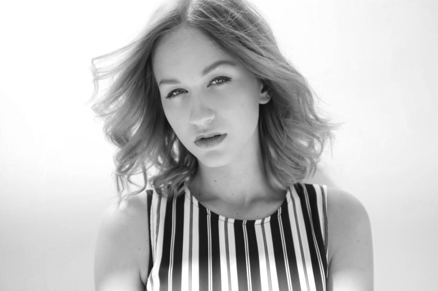 Estilista preparando peinado para evento especial en Bilbao